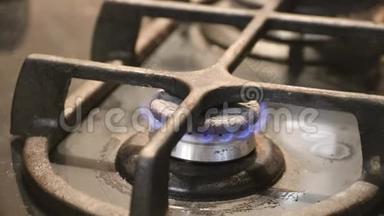 厨房灶台煤气灶上的火焰增加，火焰上的火焰